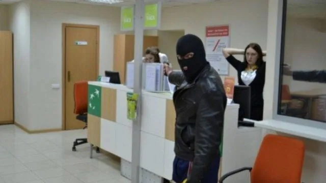Silahlılar paytaxtda bu bankın filialını ələ keçirdi