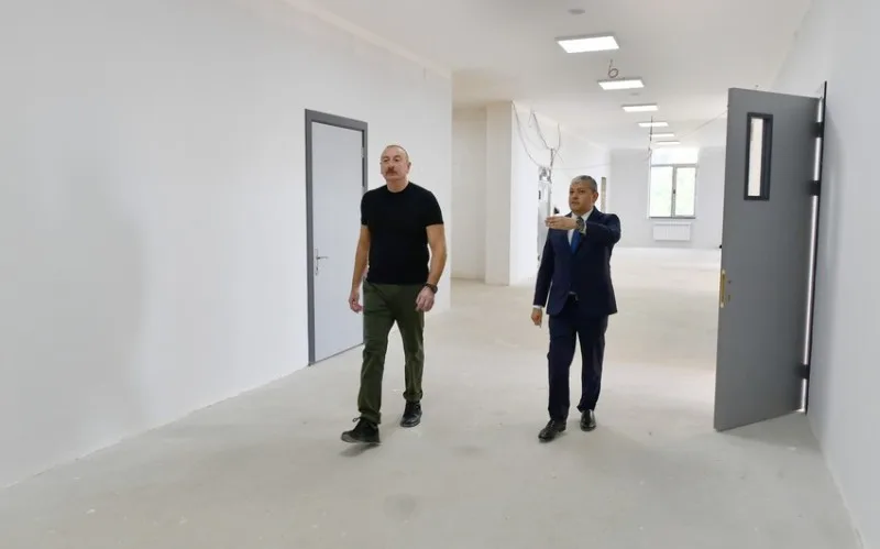 Prezident Şuşada məktəbdə görülən işlərlə tanış oldu - FOTOLAR