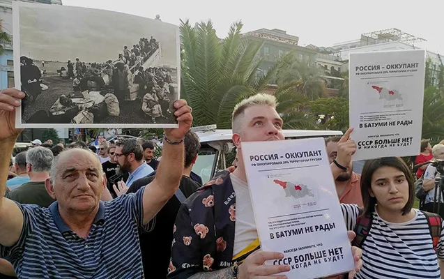 Rus gəmisi Batumidə yenə etiraz yaratdı