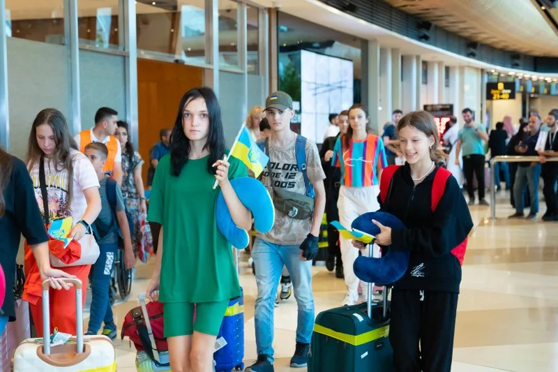 Müharibədən zərər çəkən daha bir qrup ukraynalı uşaq Azərbaycana gətirildi - FOTOLAR
