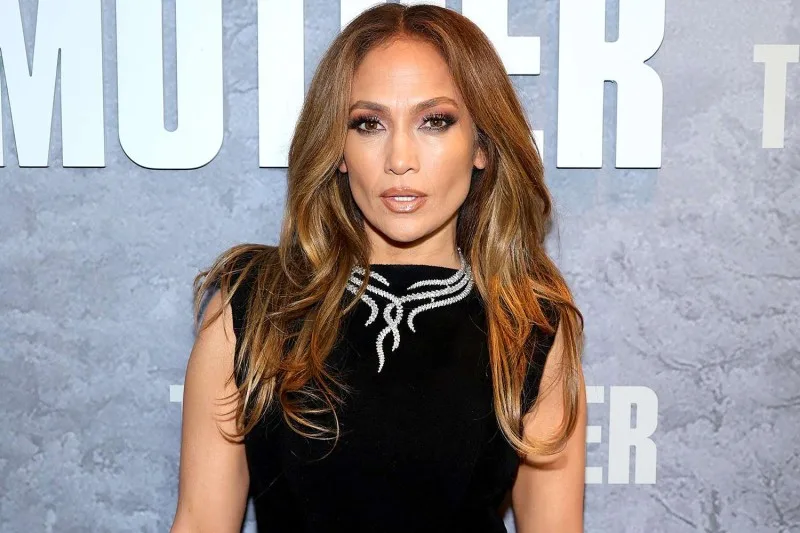 Cennifer Lopez cavan qızlara meydan oxudu- FOTOLAR