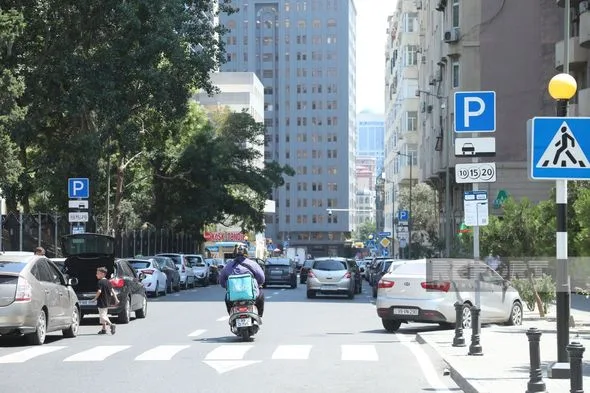 SÜRÜCÜLƏRİN NƏZƏRİNƏ: Sabahdan parklanmaya görə nağd ödənişlər yığışdırılır