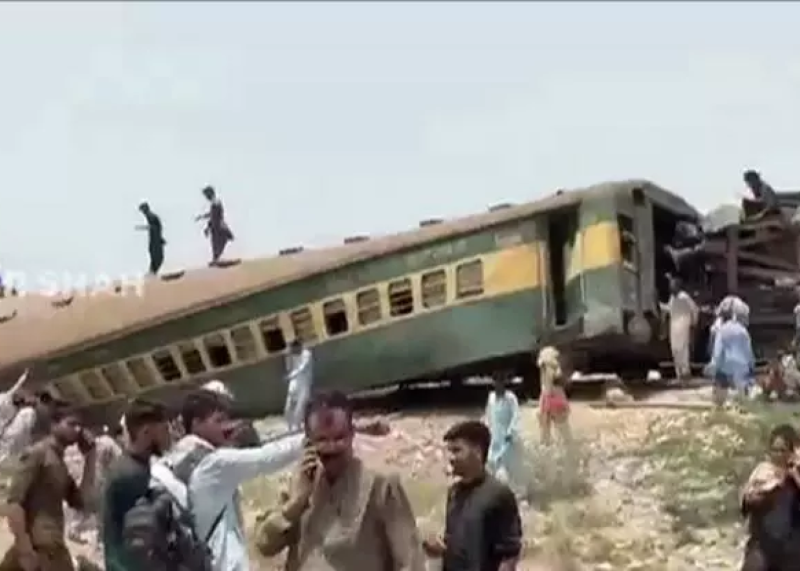 Pakistanda qatar relsdən çıxıb: 15 ölü, 40 yaralı