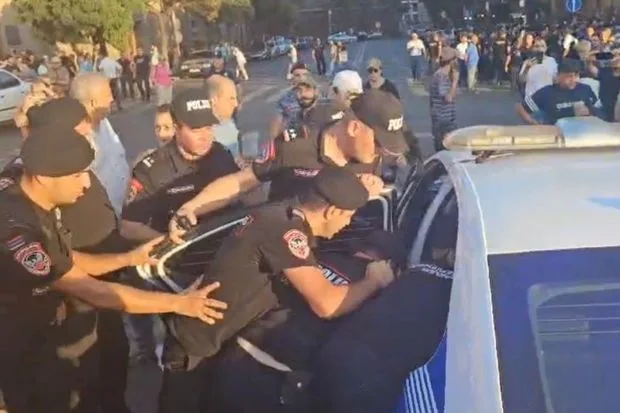 İrəvan polisi etirazçılara divan tutdu – VİDEO