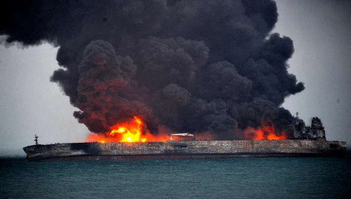 İran sahillərində tanker yandı