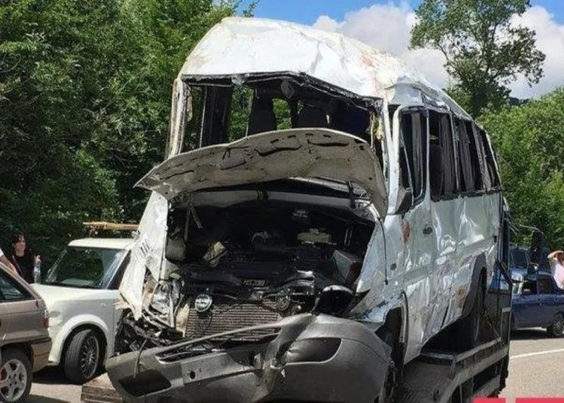Şəmkirdə mikroavtobus qəzaya uğrayıb - xəsarət alanlar var