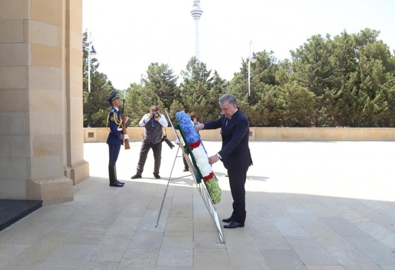 Özbəkistan Prezidenti şəhidlərin xatirəsini ehtiramla yad edib