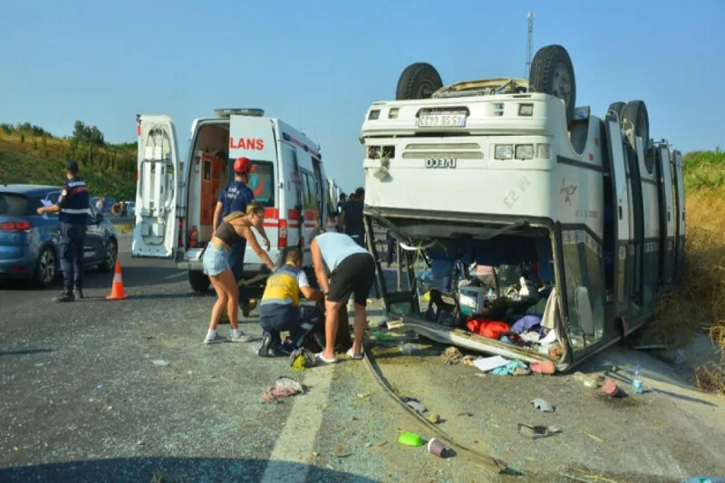 İşçiləri daşıyan mikroavtobus qəzaya uğrayıb - 30 nəfər xəsarət alıb