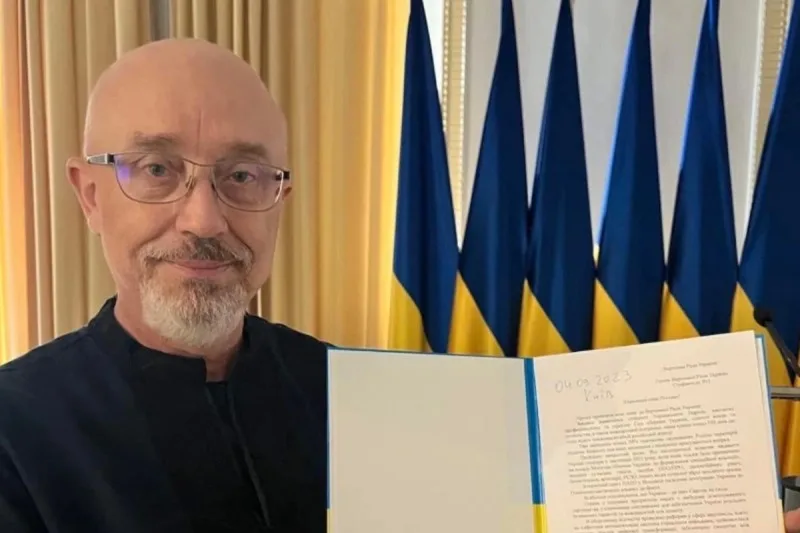 Müdafiə naziri istefa verdi - FOTO