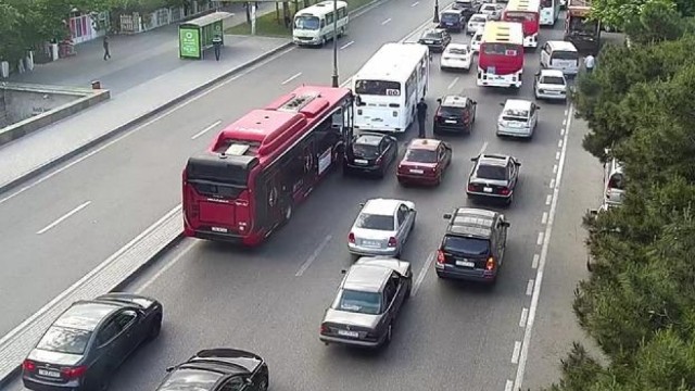 Bu avtobuslar gecikir - SİYAHI