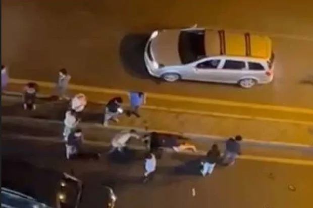 Binəqədidə avtomobil yolu keçən qadını vurdu