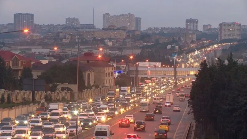 Bu avtobuslar gecikir - SİYAHI