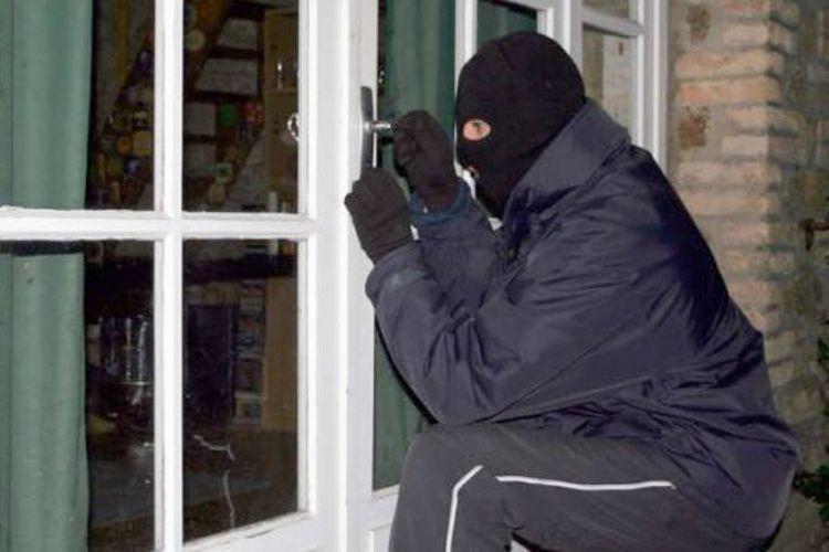 Evdən külli miqdarda pul oğurlandı