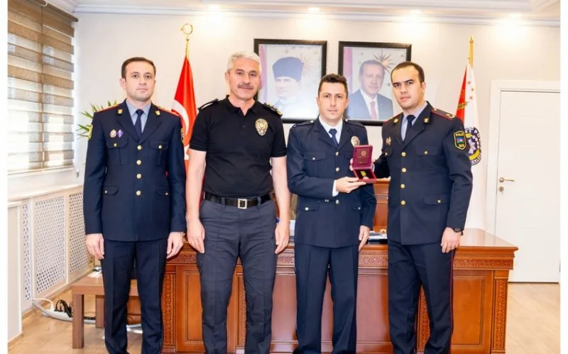 Vilayət Eyvazov bayrağımıza xüsusi hörmət göstərən türk polisini təltif etdi