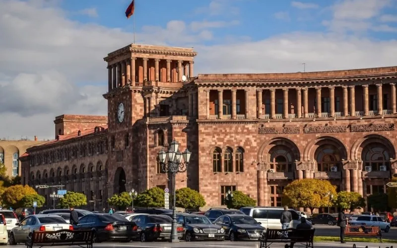 Valideynlər və məktəblilər etiraz aksiyası keçirdi