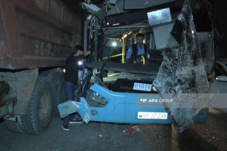 Bakıda DƏHŞƏTLİ QƏZA: Sərnişin avtobusu “KamAZ”a çırpıldı