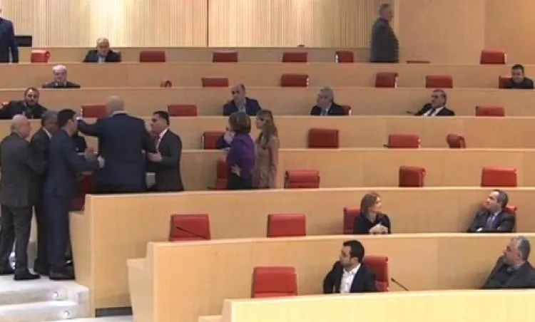 Parlamentdə deputatlar arasında dava düşdü