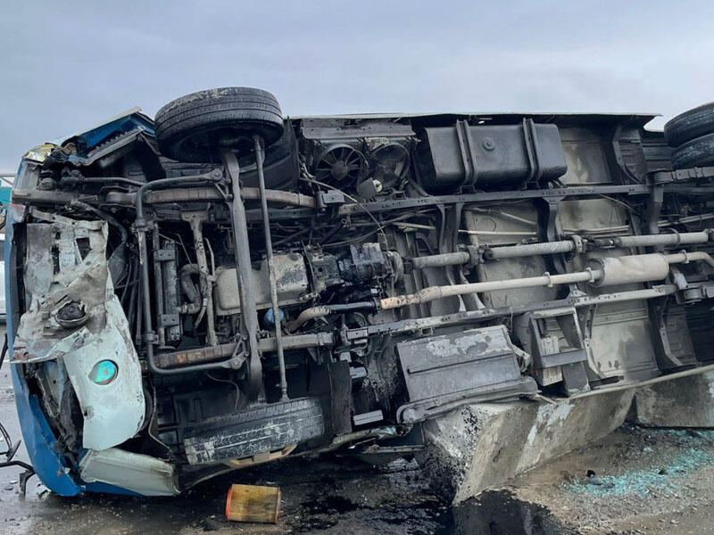 Salyanda mikroavtobus kanala aşdı: Ölən var