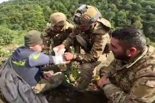 Azərbaycan hərbçisi erməni əsgərinin həyatını xilas etdi - VİDEO