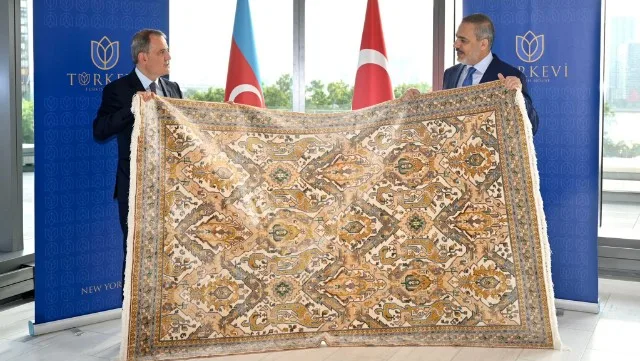 Ceyhun Bayramov Hakan Fidana Qarabağ xalçası hədiyyə etdi