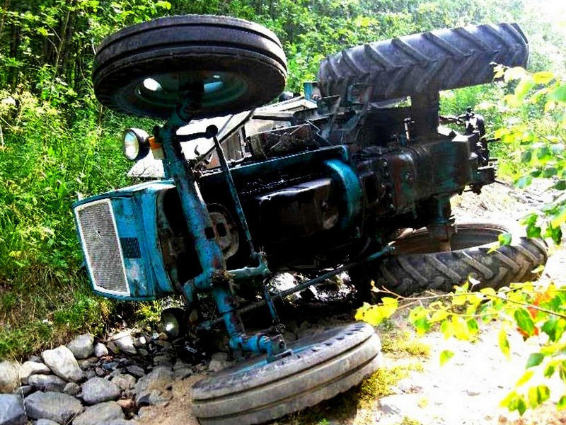 Qazaxda toy karvanına qoşulan traktor aşdı - FOTO