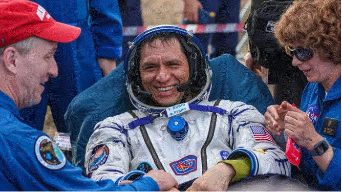 Rekord qıran astronavt Yerə qayıtdı