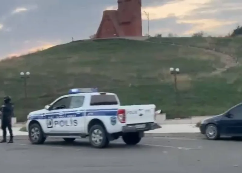 Polisimiz Xankəndidə məşhur abidənin qarşısında - VİDEO