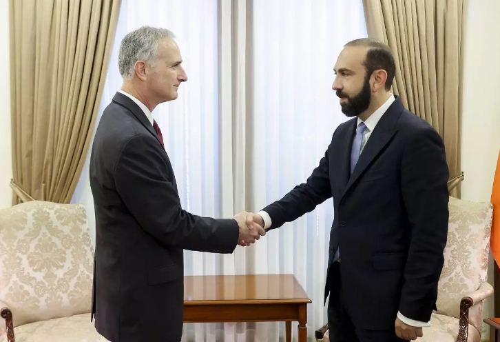 Lui Bono Ermənistandadır