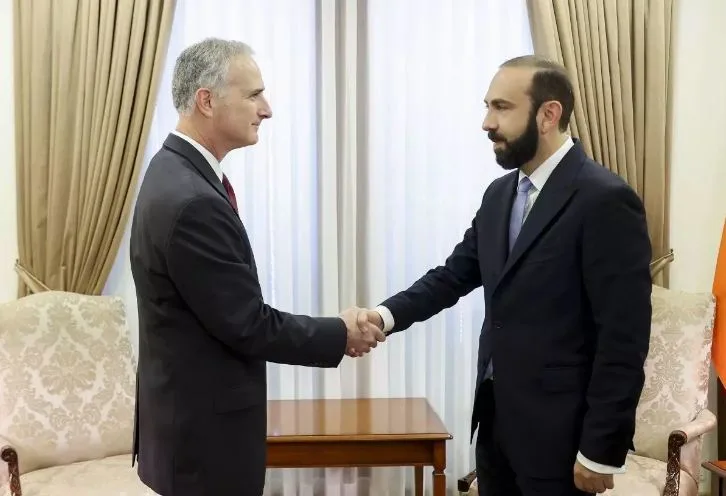 Lui Bono Ermənistandadır
