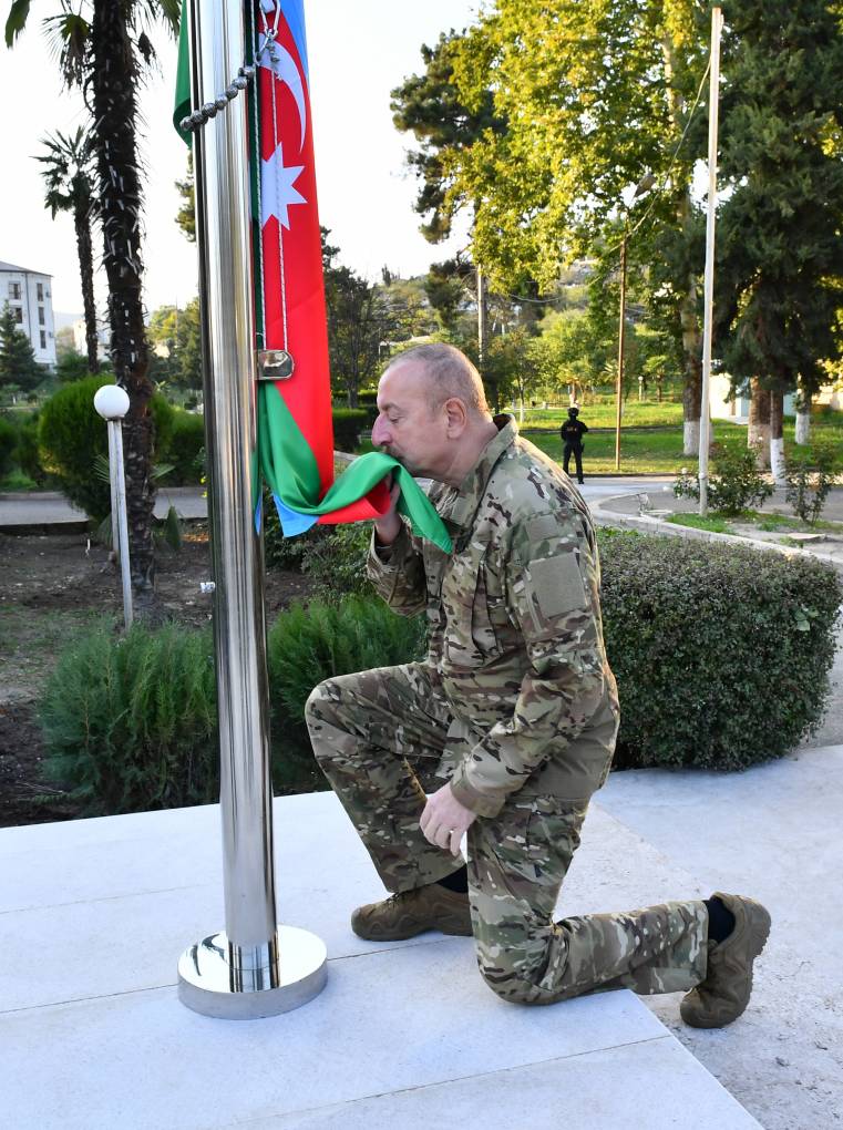 İlham Əliyev Xocavənd şəhərində Dövlət Bayrağını ucaltdı - FOTOLAR - YENİLƏNİB