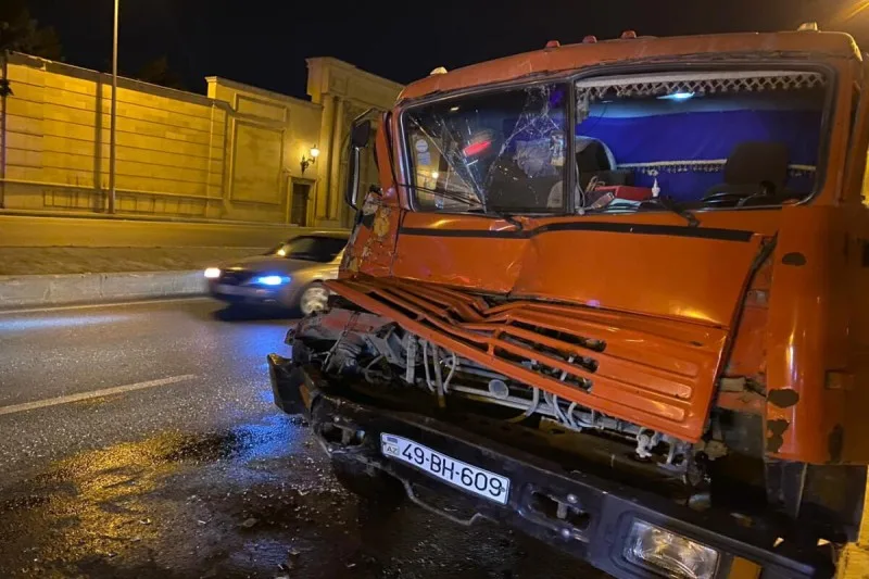 Bakıda QƏZA: “AzSamand” “KamAZ”a çırpıldı, yola yanacaq dağıldı