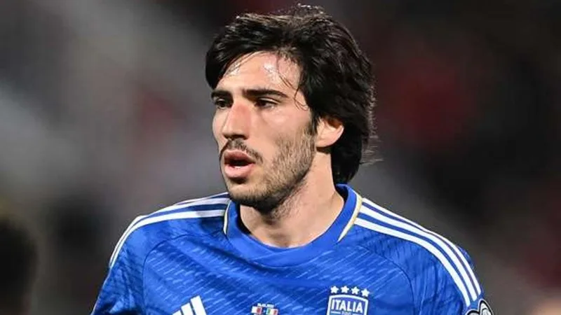 Millinin futbolçusu futboldan uzaqlaşdırıldı