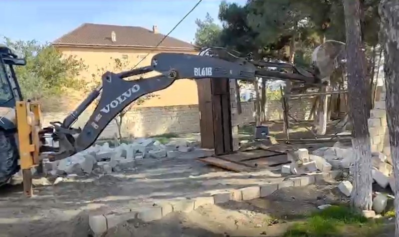 İki rayonda qanunsuz tikililər söküldü - VİDEO