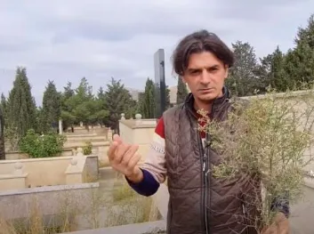 Anasından gizli dəfn edilən məşhurun ot basmış məzarı - FOTO