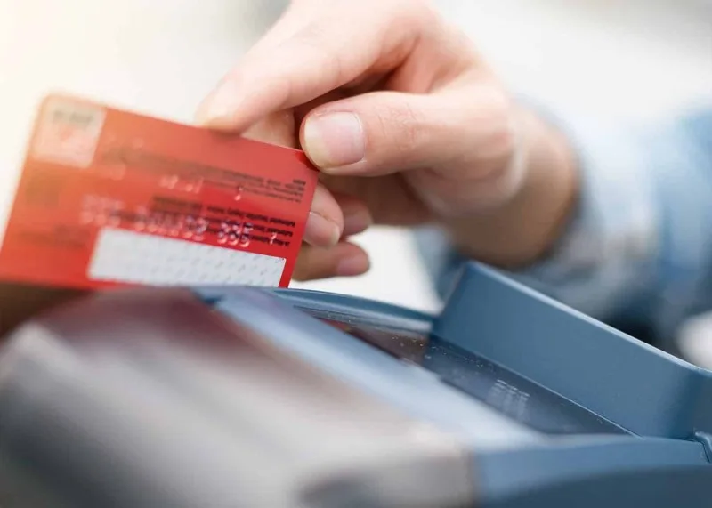 Üç nəfərin bank kartından 1482 manat oğurlandı