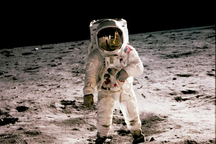 Aya uçan ilk astronavtların komandiri öldü