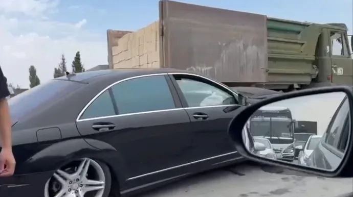 "Mercedes" "KamAZ"a çırpıldı: Xəsarət alan var