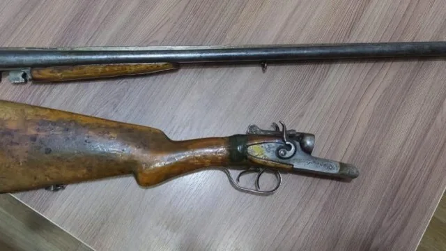 Sənədsiz silahını polisə təqdim etdi