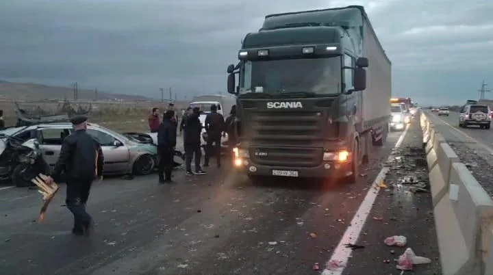 Bakı-Quba yolunda avtomobil betona çırpıldı, tıxac yarandı - FOTO