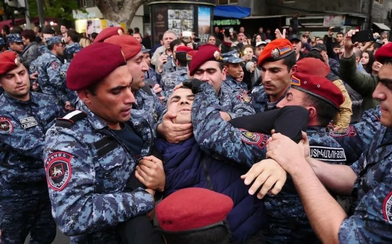 Polis Paşinyan əleyhdarlarını saxladı