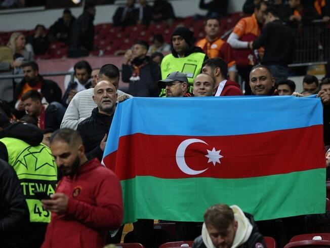 Qalatasaray - Mançester Yunayted oyununda Azərbaycan bayrağı - FOTO