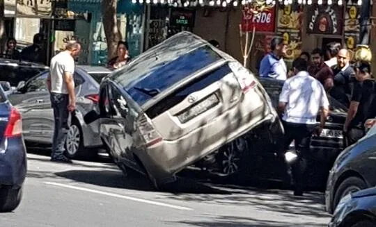 Sürücü "Prius"la pilləkənlərdən enmək istədi - VİDEO