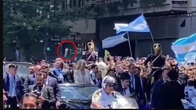 Argentinanın yeni prezidentinə butulka atdılar