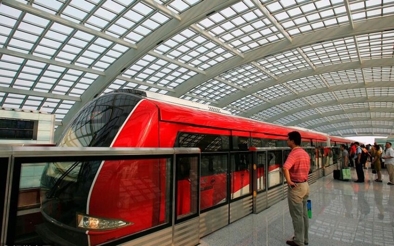 Metroda vaqonlar ayrıldı: Xəsarət alanlar var