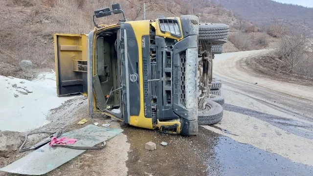 Kəlbəcərdə yük maşını aşdı - Ölən var