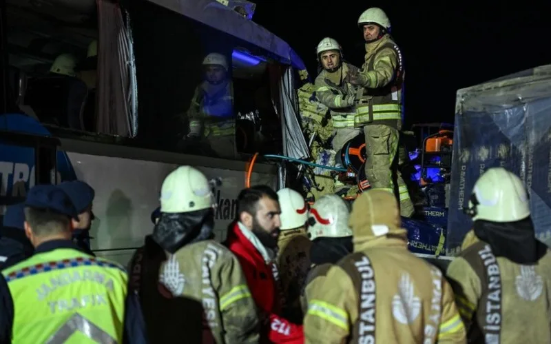 Avtobus yük maşınına çırpıldı: ölən və yaralananlar var
