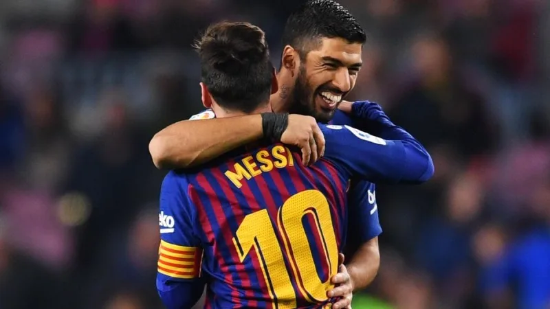 Messi Suarezə QOVUŞDU