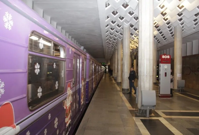 Bakı metrosunda xətlərə bəzədilmiş qatar buraxılıb - FOTOLAR
