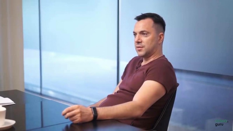 Podolyakdan Arestoviçə cavab: Özünü nə sayır?