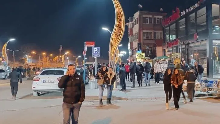 Türkiyədə GÜCLÜ ZƏLZƏLƏ qorxulu anlar yaşatdı: sakinlər küçələrə axışdı - VİDEO
